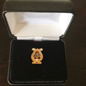 Axo pin